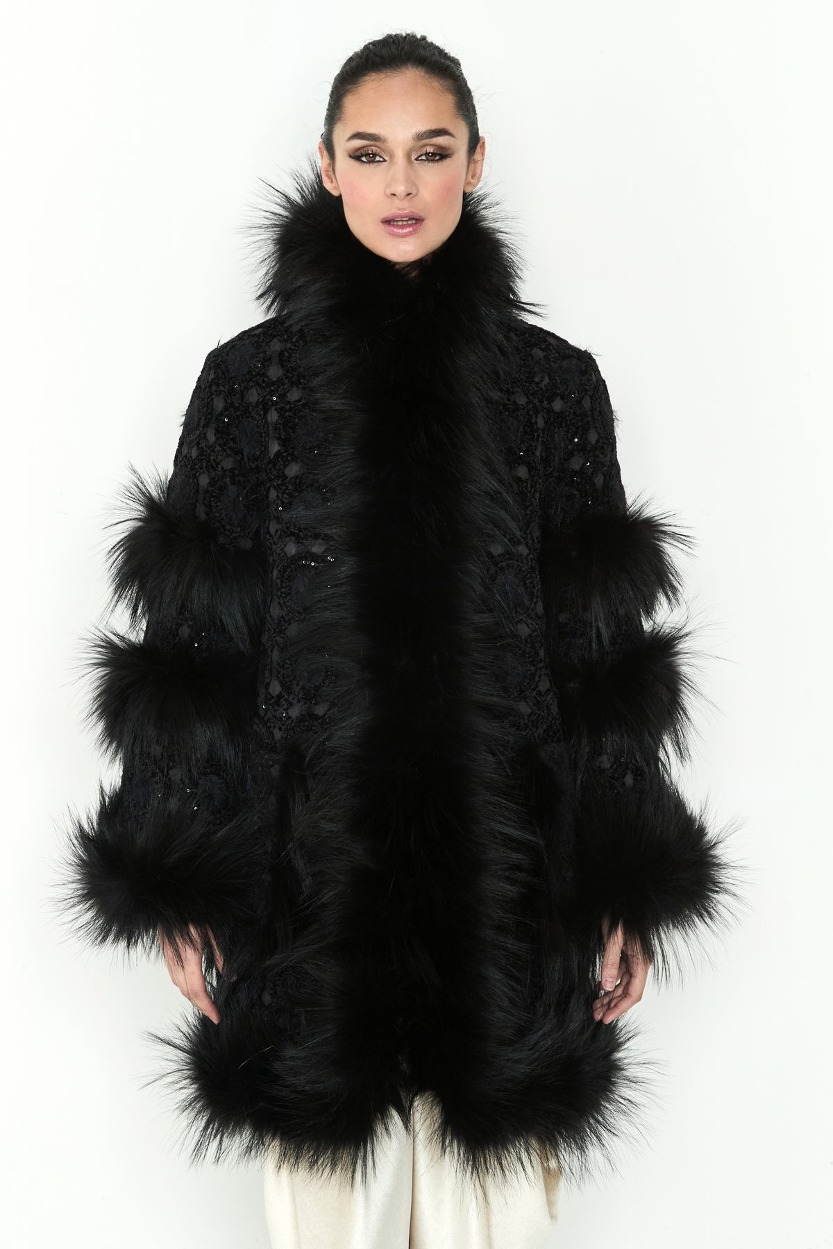 ABRIGO COYOTE PLUMAS NEGRO