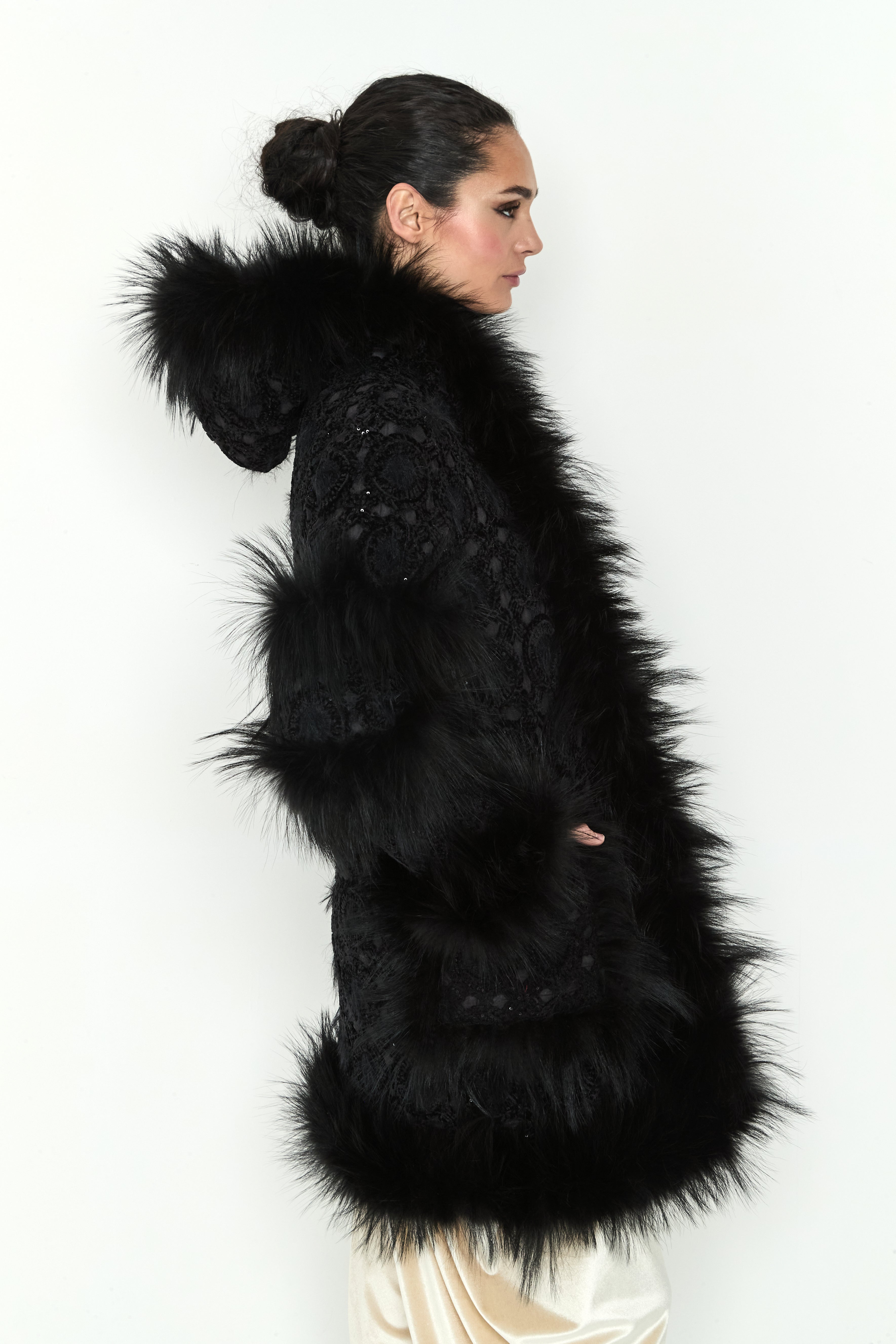 ABRIGO COYOTE PLUMAS NEGRO