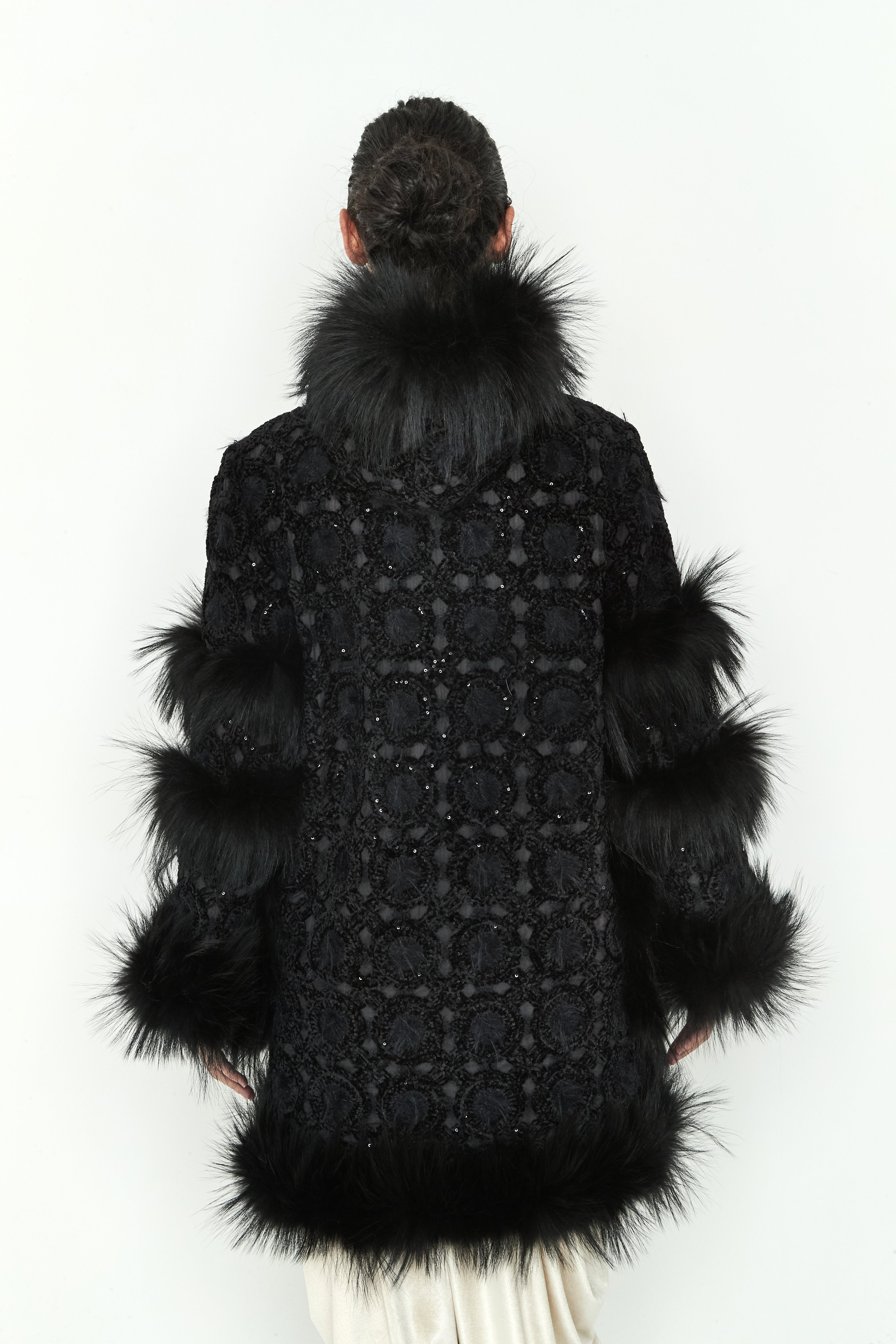 ABRIGO COYOTE PLUMAS NEGRO