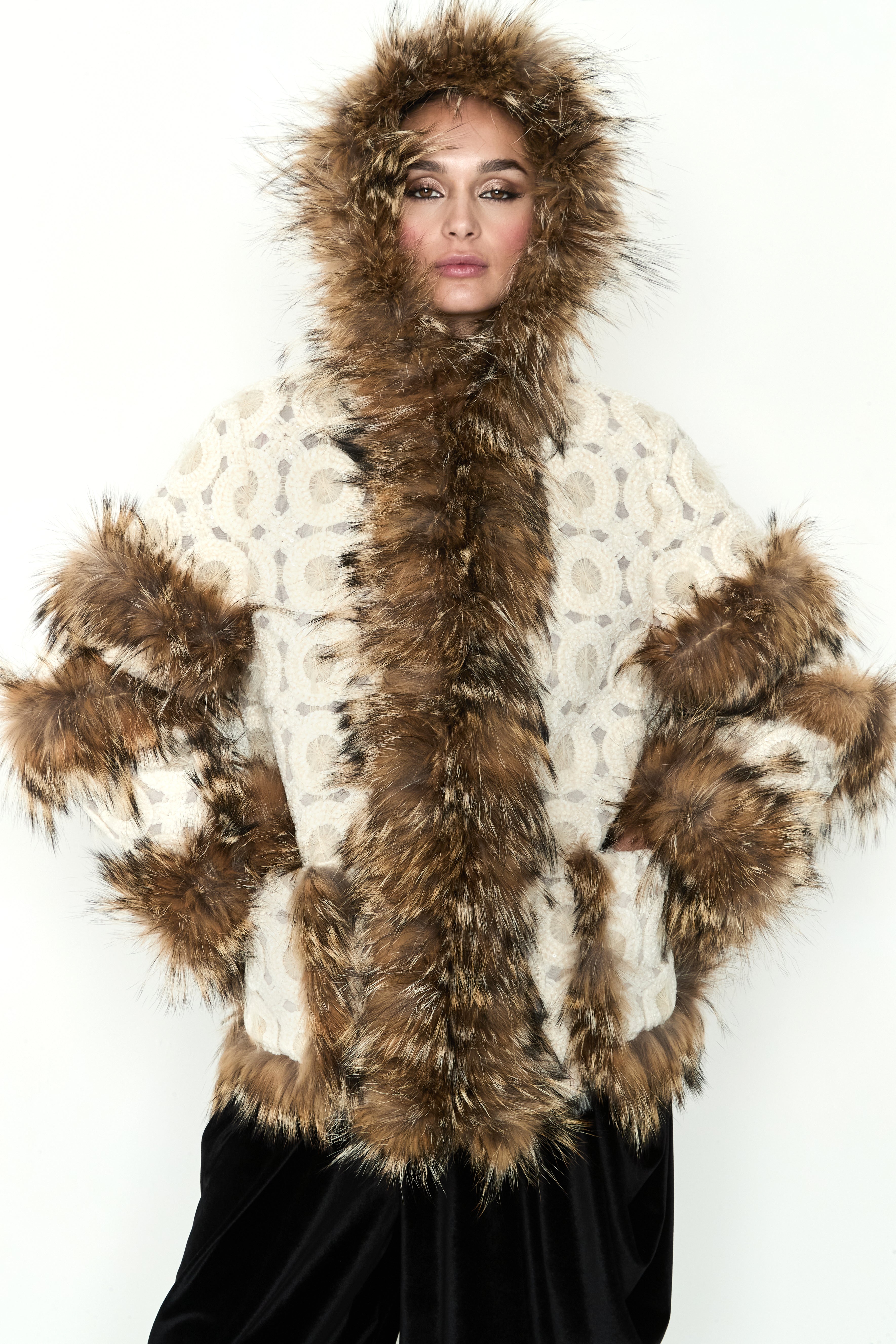 ABRIGO COYOTE PLUMAS BLANCO
