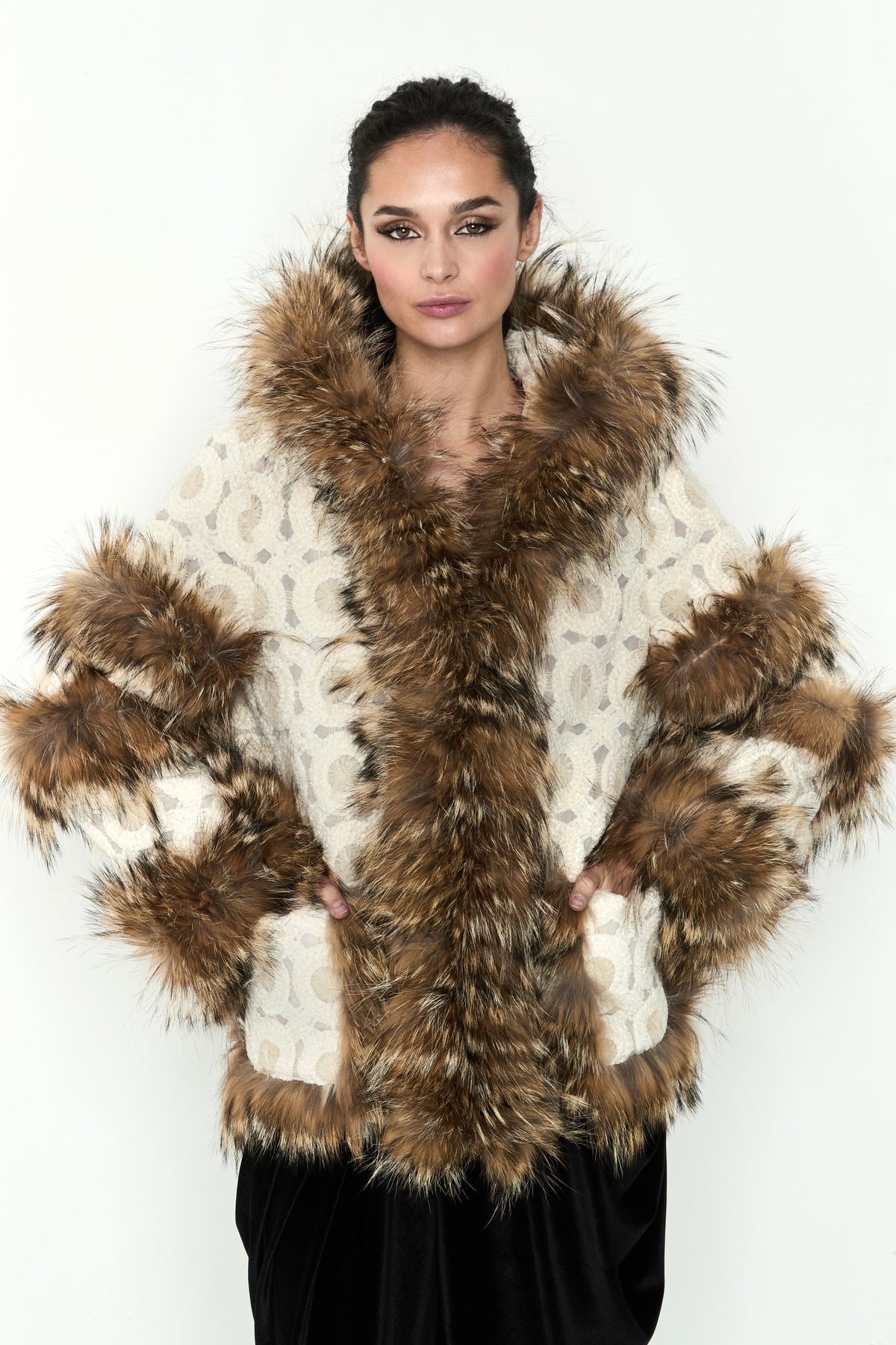 ABRIGO COYOTE PLUMAS BLANCO