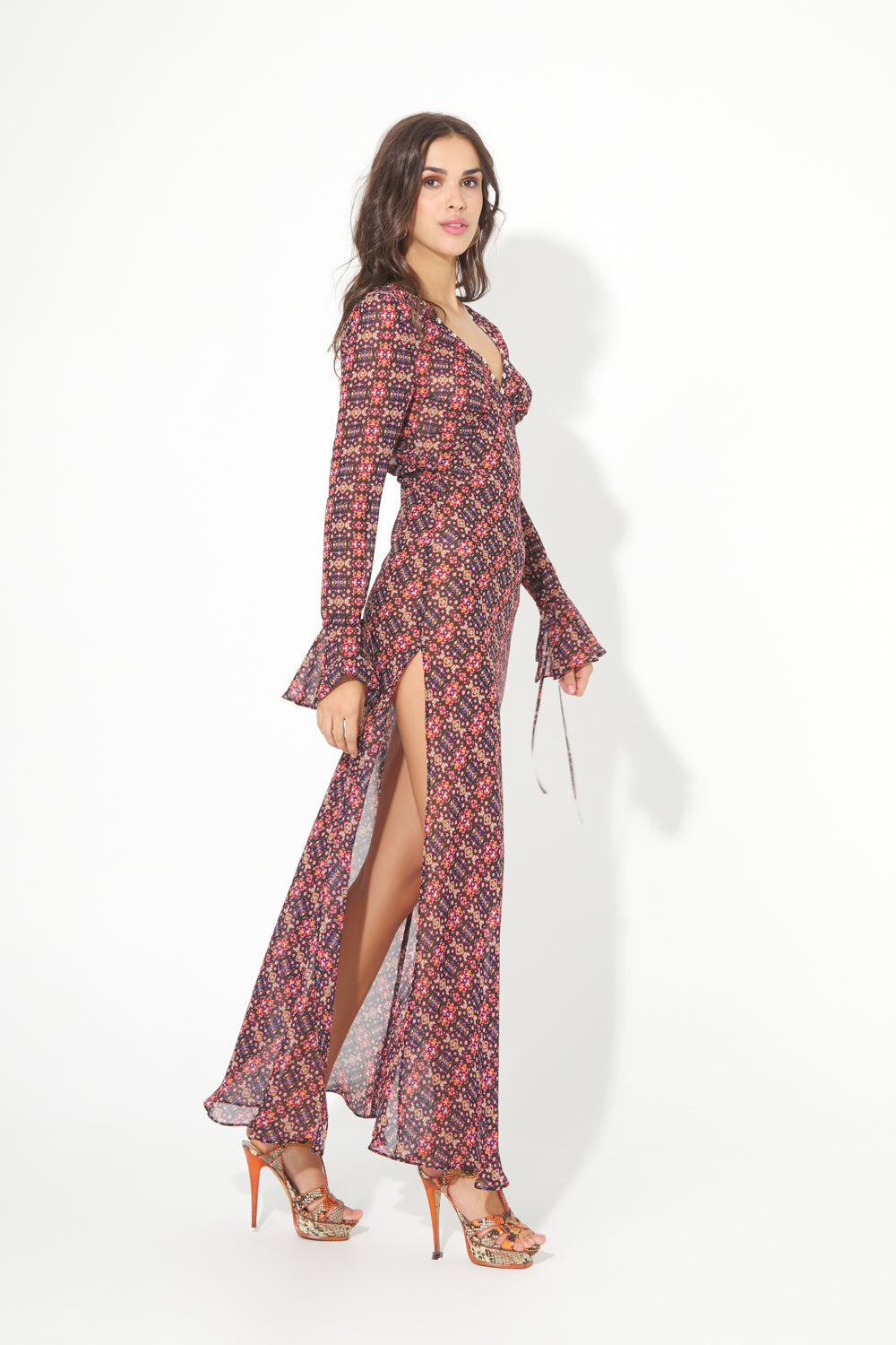 VESTIDO ESCOTE PICO TACHAS