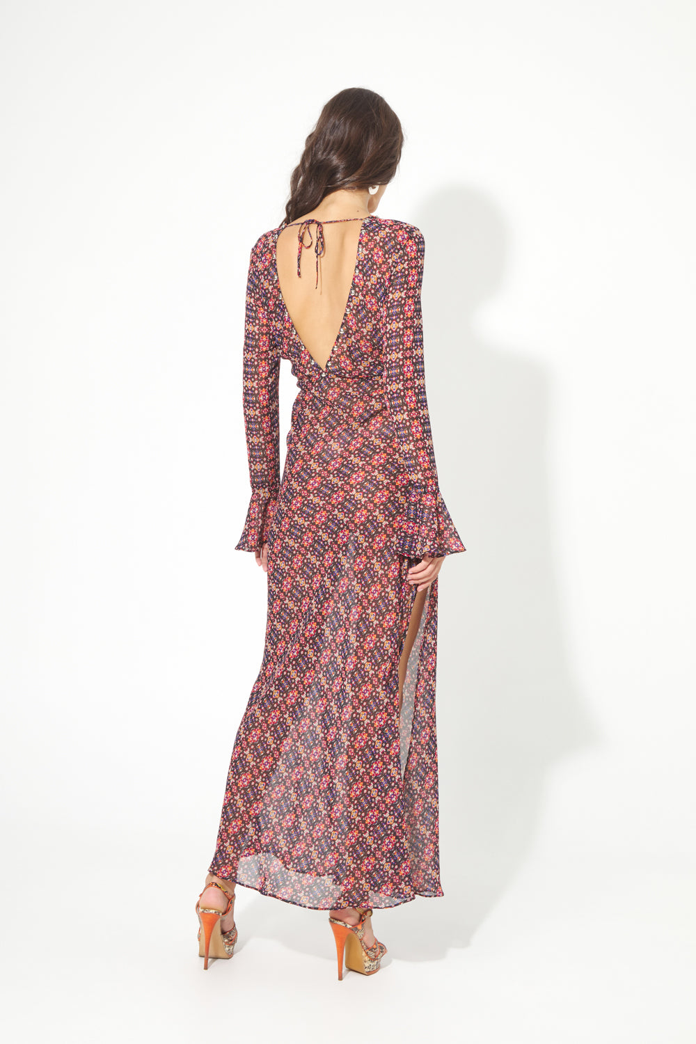 VESTIDO ESCOTE PICO TACHAS