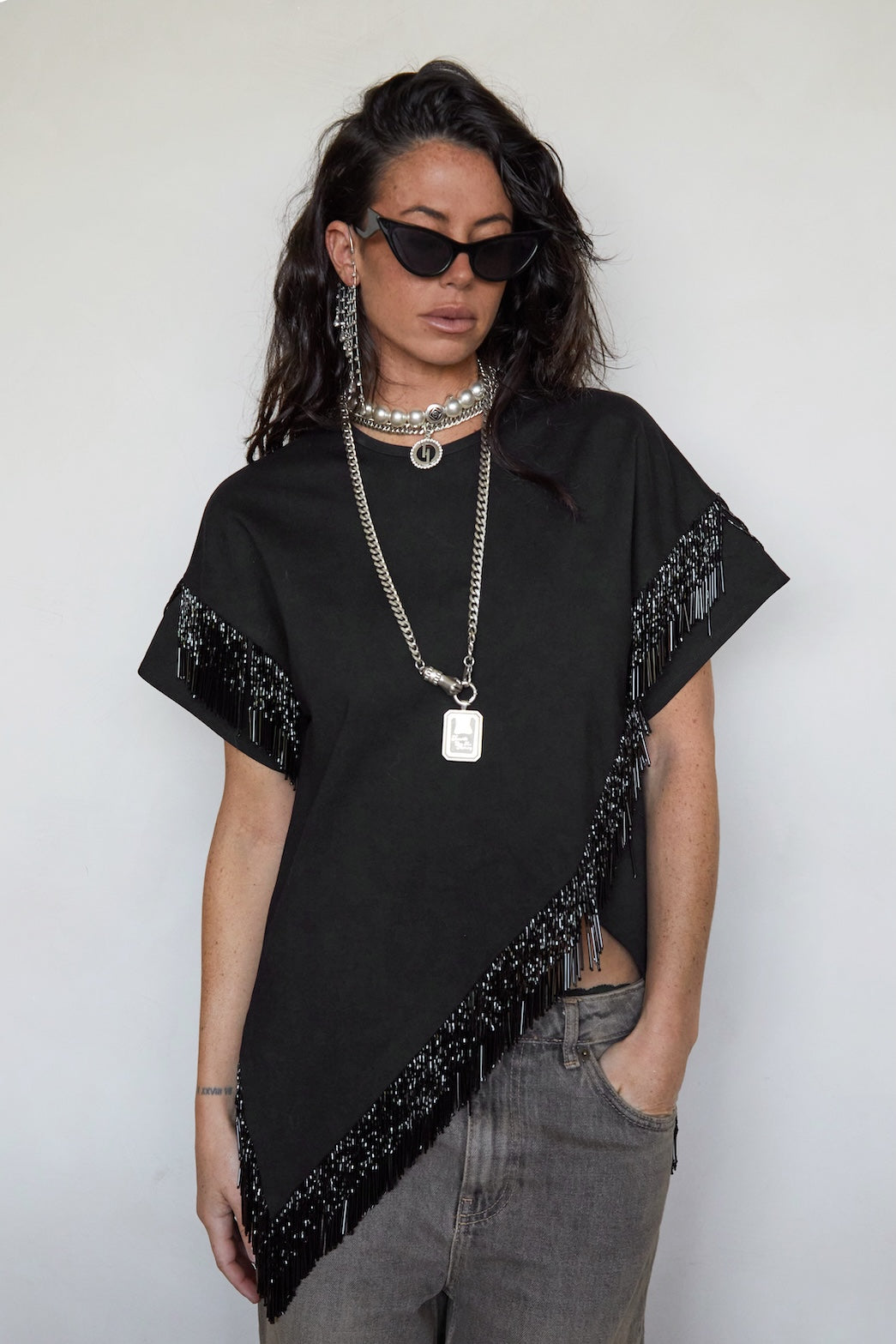 CAMISETA NEGRA FLECOS