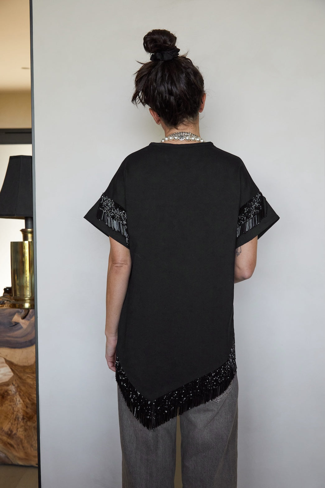 CAMISETA NEGRA FLECOS