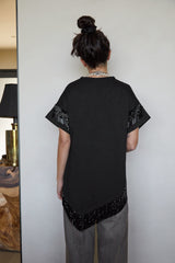 CAMISETA NEGRA FLECOS